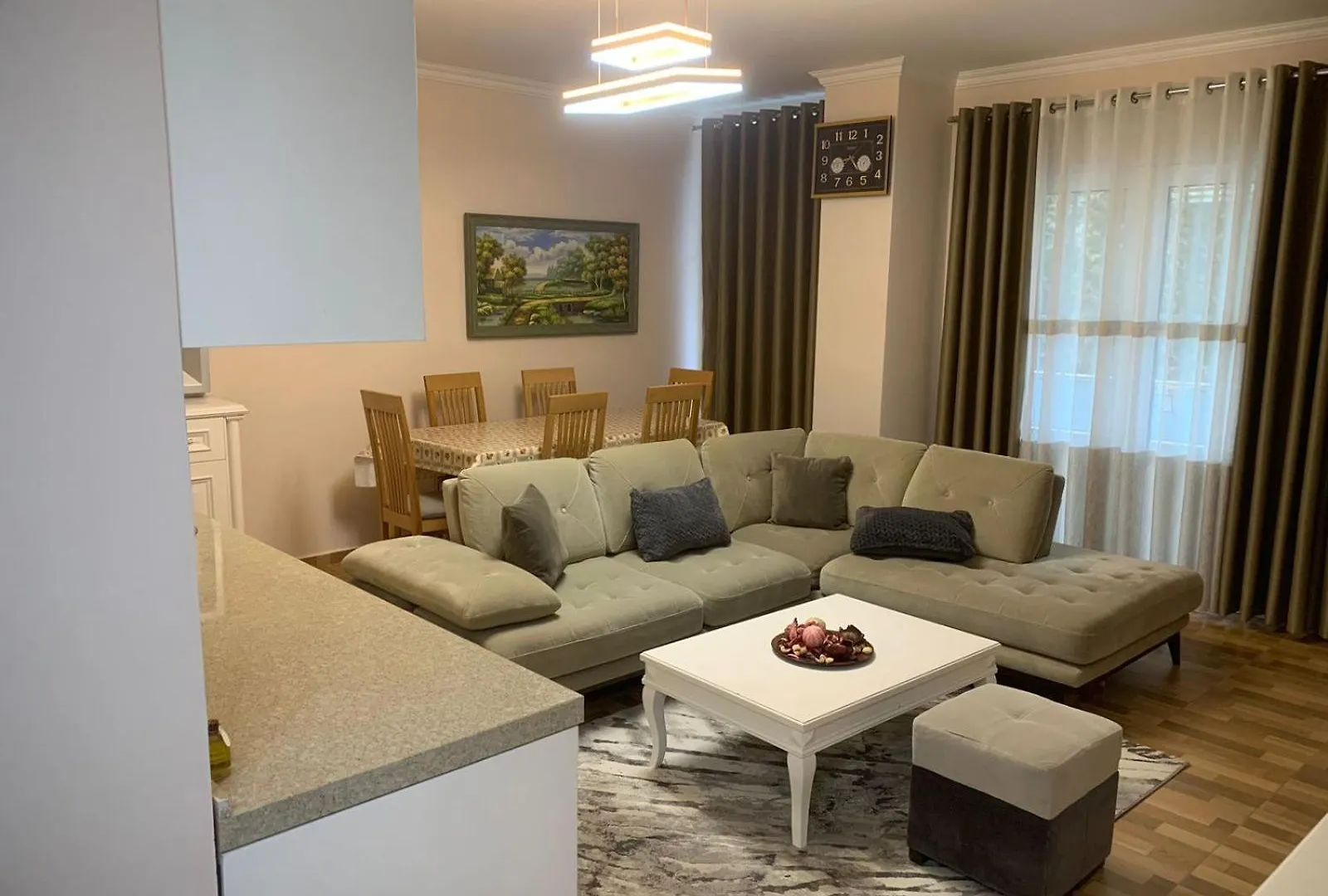 Luxury Apartments فلورا